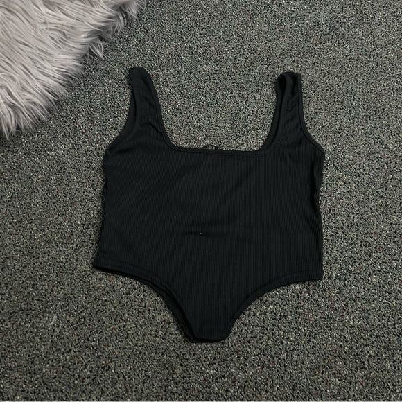 PRETTYLITTLETHING Black Ribbed Cropped Tank Top Sleeveless Casual Shirt Dip Hem - Picture 10 of 16